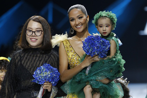 H'Hen Niê bật khóc mẫu nhí 5 tuổi Hà My qua đời vì ung thư máu