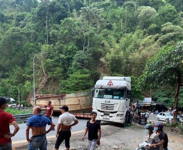 Tạm giữ xe đầu kéo chở thuyền 'khủng' gây tắc nghẽn đèo Bảo Lộc