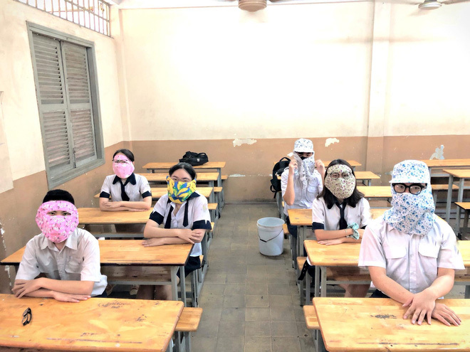 Đi học lại sau mùa dịch, nhóm học sinh trùm kín mặt như ninja2