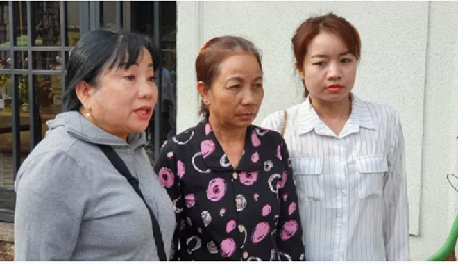 Mẹ tử tù Hồ Duy Hải nghẹn ngào chờ đợi bên ngoài phiên giám đốc thẩm sau 10 năm