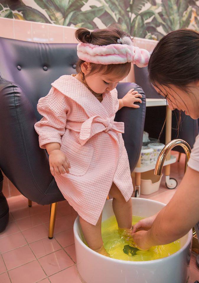Chưa đầy 2 tuổi, con gái siêu mẫu Hà Anh đã chứng minh đẳng cấp của 'rich kid'