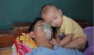 Xót xa bé 2 tuổi nép mình bên bố kiệt sức vì trọng bệnh