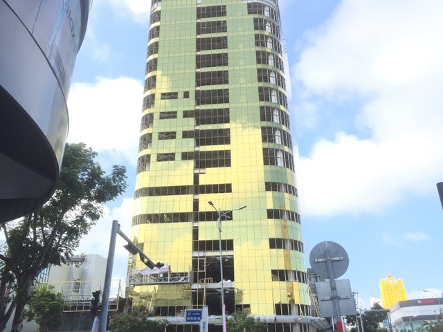 Đà Nẵng yêu cầu hai tòa nhà lợp kính vàng phải được khắc phục 