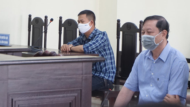Cựu trưởng Công an TP Thanh Hóa được dìu tới tòa xử tội 'Nhận hối lộ'