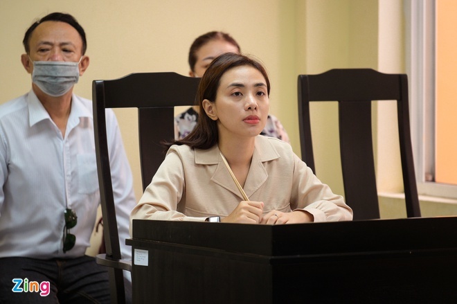 Nữ ca sĩ Miko Lan Trinh nói gì sau phiên tòa với ông bầu Hoàng Vũ