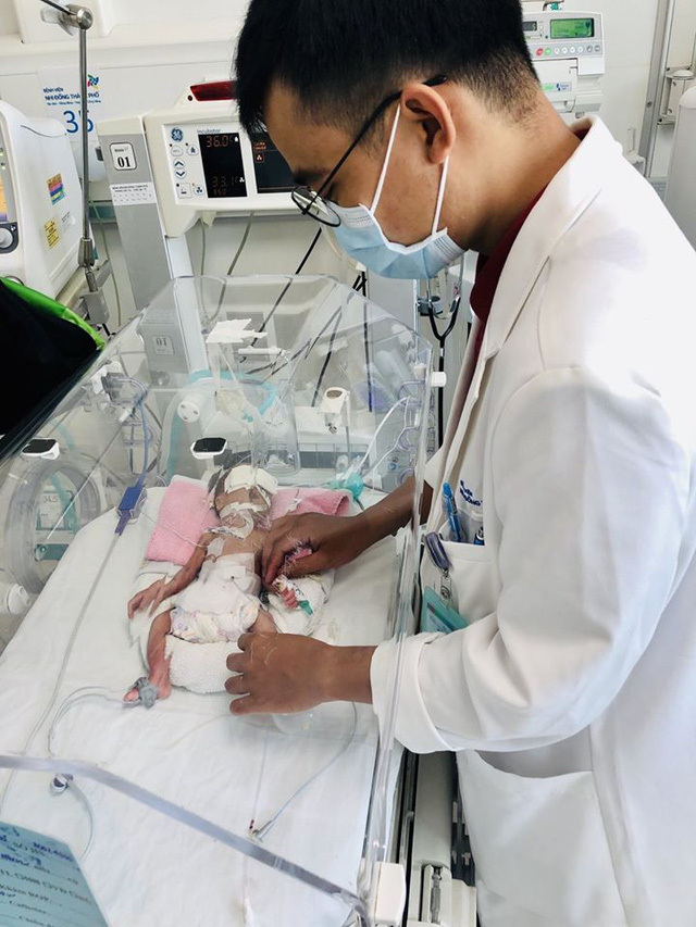 Phẫu thuật tiêu hóa cho em bé sinh non và nhẹ cân nhất Việt Nam