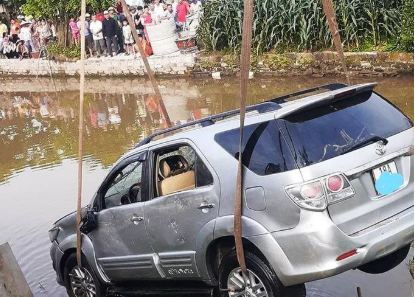 Danh tính 2 nạn nhân tử vong trong xe ô tô 7 chỗ bất ngờ lao xuống sông ở Nam Định