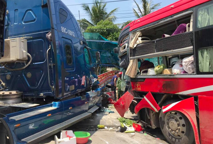 Container đấu đầu xe khách biển Thanh Hóa, tông chết một phụ nữ