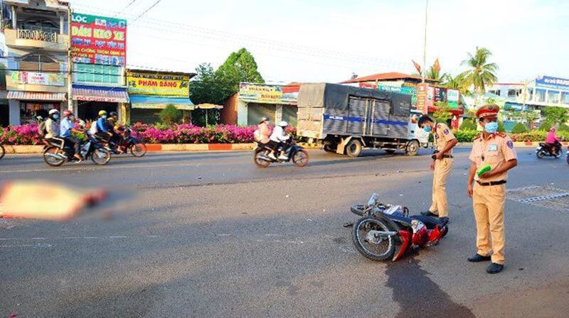 Bị xe tải tông khi qua đường, vợ tử vong tại chỗ, chồng bị thương nặng