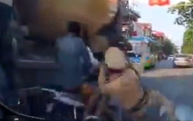 Thanh niên điều khiển xe máy tông ngã CSGT để 'thông chốt' kiểm tra