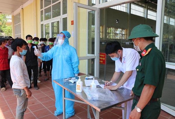 Lào Cai tiếp nhận thêm 62 công dân Việt Nam từ Trung Quốc trở về