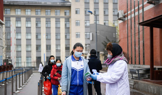 Bắc Kinh cho học sinh đeo vòng tay đo thân nhiệt phòng Covid-19