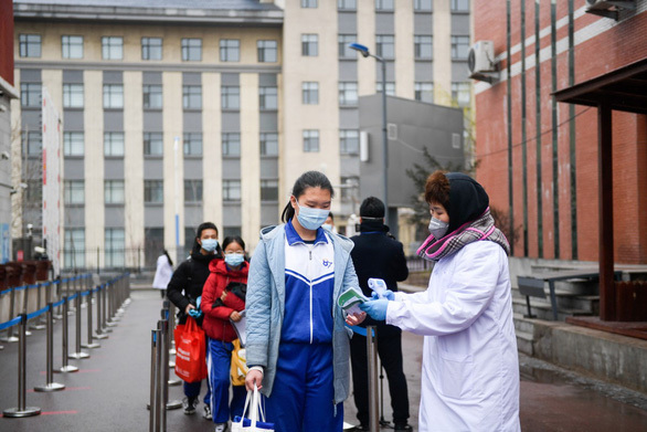 Bắc Kinh cho học sinh đeo vòng tay đo thân nhiệt phòng Covid-19