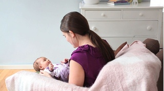 Đắp chăn cho bé như thế nào khi nằm điều hòa để không bị ốm?