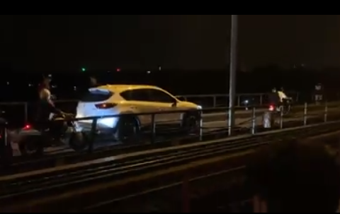 Ô tô Mazda CX-5 hồn nhiên đi trên cầu Long Biên gây ùn tắc
