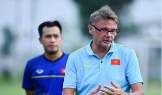HLV Philippe Troussier cảnh báo việc tiền đạo Việt Nam 'không được chơi bóng'