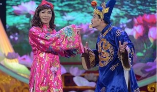Xuân Bắc tặng quà mừng Công Lý lên chức PGĐ Nhà hát Kịch Hà Nội