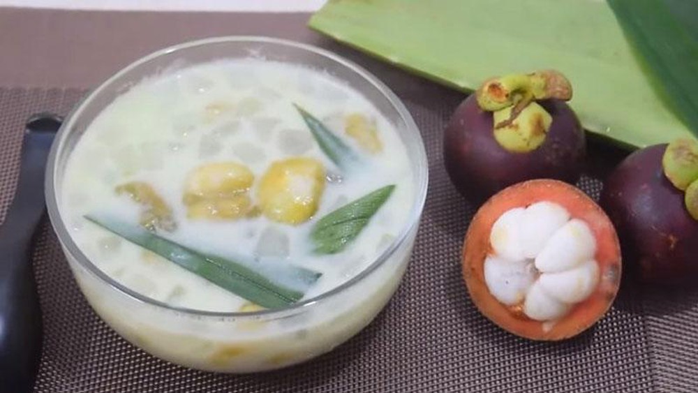 2. Chè măng cụt nước dừa (hay còn gọi là măng cụt lăn bột” nước dừa): 