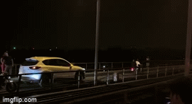 Xử phạt lái xe Mazda CX-5 đi trên cầu Long Biên gây ùn tắc giao thông