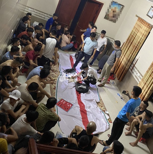 Nghệ An: 'Cất lưới' tóm gọn 42 người đang say sưa đánh bạc lúc nửa đêm