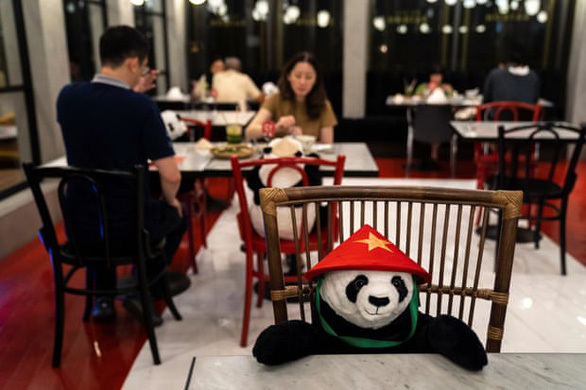 Kỳ lạ: Nhà hàng Việt xếp khách ngồi ăn với gấu bông đội nón lá