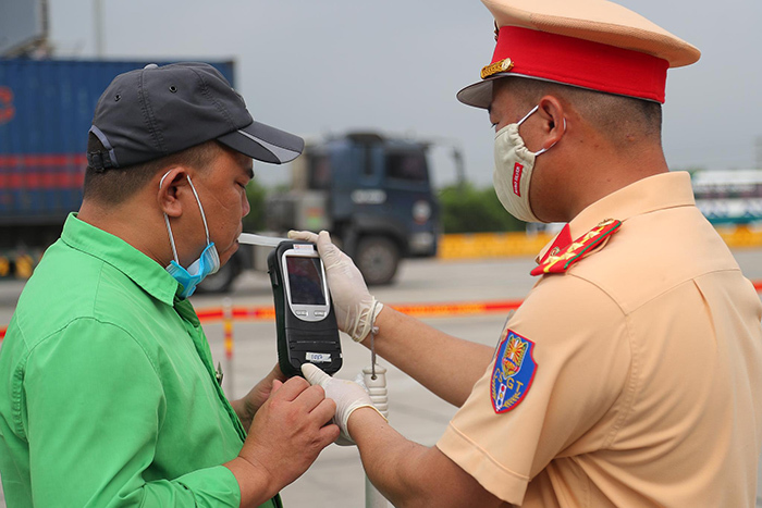 CSGT Hà Nội xử lý hơn 1.200 trường hợp vi phạm trong ngày đầu ra quân