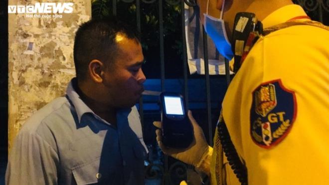 Uống 20 cốc bía, tài xế bị kiểm tra, nộp phạt 35 triệu đồng