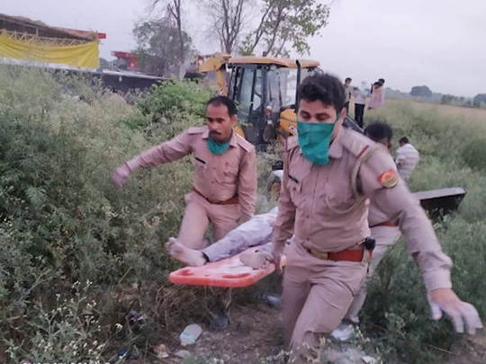 Hiện trường kinh hoàng vụ tai nạn xe khiến ít nhất 23 người thiệt mạng tại Ấn Độ
