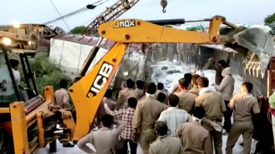 Hiện trường kinh hoàng vụ tai nạn xe khiến ít nhất 23 người thiệt mạng tại Ấn Độ