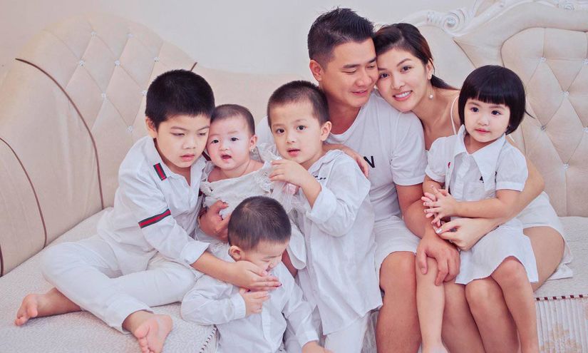 Hoa hậu Oanh Yến gây tranh cãi với hành động cho con bú trong thang máy