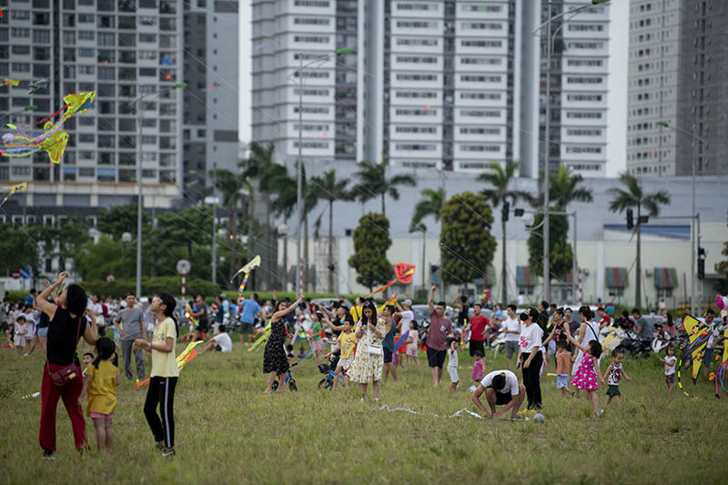 Hàng trăm người vô tư chui rào vào khu vực cấm để thả diều
