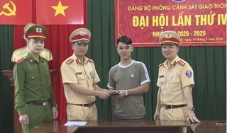 CSGT Bắc Ninh trao trả lại ví cho thanh niên đánh rơi