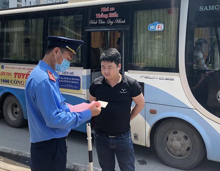 Tin tức trong ngày 18/5, Hà Nội ra quân xử lý hàng loạt xe khách vi phạm tại bến xe Mỹ Đình
