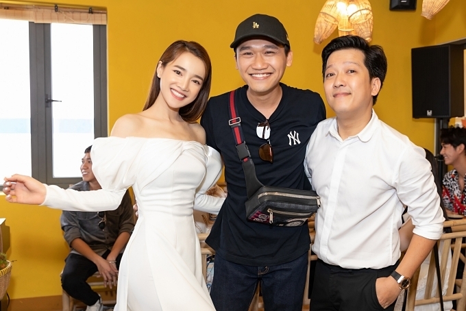 Dàn nghệ sĩ Việt đến chúc mừng Trường Giang - Nhã Phương khai trương nhà hàng mới