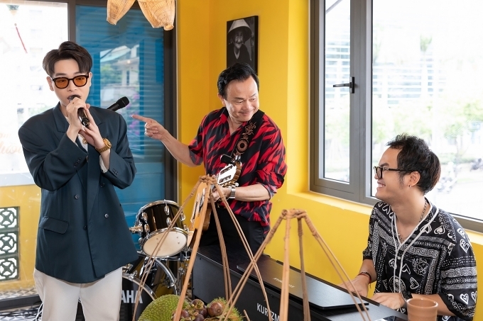 Dàn nghệ sĩ Việt đến chúc mừng Trường Giang - Nhã Phương khai trương nhà hàng mới