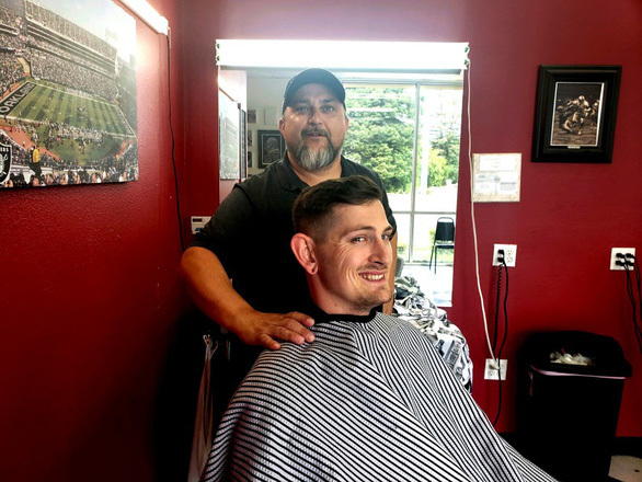 Người đàn ông lái xe hơn 1000 km để tìm tiệm cắt tóc