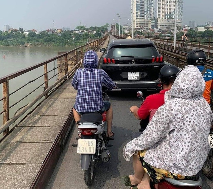 Bất chấp lệnh cấm ô tô lưu thông, nữ tài xế vẫn đi vào cầu Long Biên