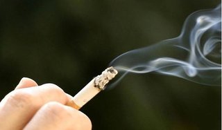 'Hút thuốc lá làm lây truyền Covid-19 trong cộng đồng'