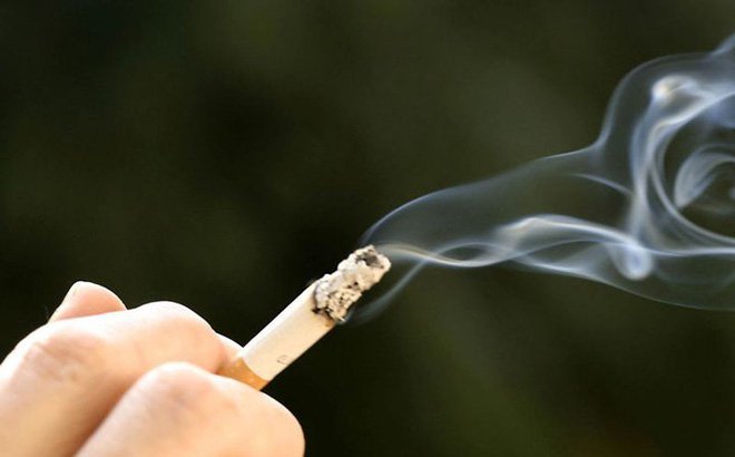 'Hút thuốc lá làm lây truyền Covid-19 trong cộng đồng'