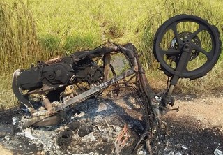 Bực tức vì mẹ yêu 'phi công trẻ', con trai tìm xe máy đốt cháy rụi