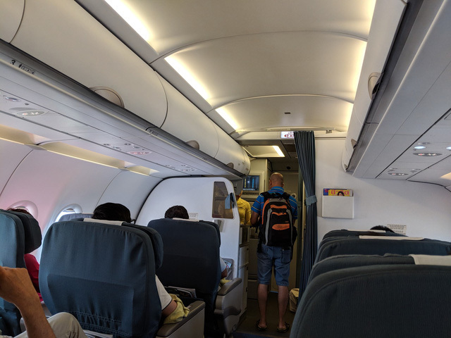 Tranh giành chỗ để hành lý còn lăng mạ tiếp viên, nam hành khách bị 'mời' khỏi chuyến bay