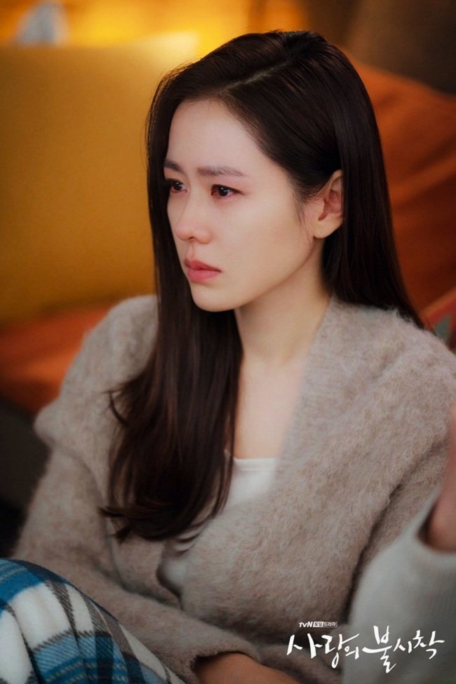 Fan tranh cãi nảy lửa khi đặt Song Hye Kyo - Son Ye Jin trên 'bàn cân'