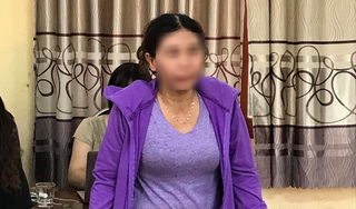 Mẹ của học sinh lớp 1 phải đứng ngoài cổng trường giữa trưa nắng vì đi học sớm nói gì?