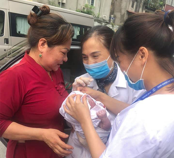 Hà Nội: Trên đường tới viện, sản phụ vỡ ối đẻ ngay trên taxi 2