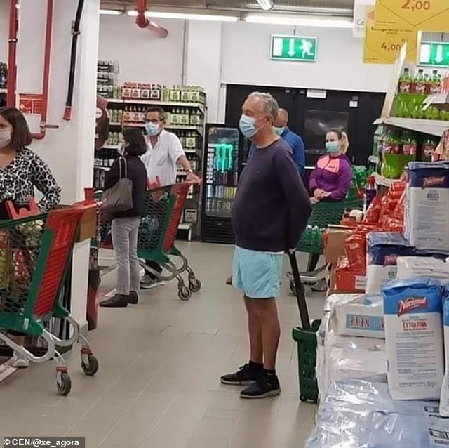 Tổng thống Bồ Đào Nha ra siêu thị xếp hàng như người dân