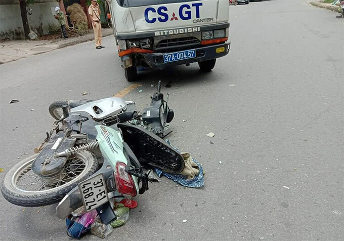 Nghệ An: Va chạm với ô tô của CSGT, mẹ và con nhỏ đi xe máy nguy kịch