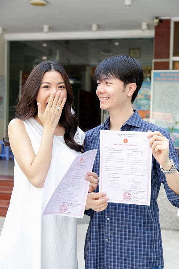 Á hậu Thuý Vân hạnh phúc đi đăng kí kết hôn cùng bạn trai doanh nhân 