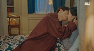 Phát sốt với nụ hôn nóng bỏng của Lee Min Ho và Kim Go Eun trong 'Quân vương bất diệt'