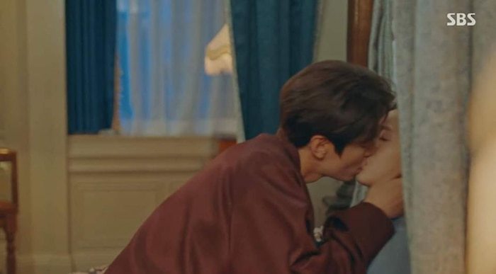 Phát sốt với nụ hôn nóng bỏng của Lee Min Ho và Kim Go Eun trong 'Quân vương bất diệt'