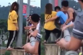Lào Cai: Cô gái trẻ đứng bằng nửa bàn chân ngoài lan can cầu gây hốt hoảng